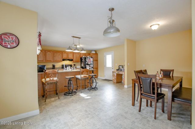 427 S Deepwood Dr, Radcliff, KY 40160