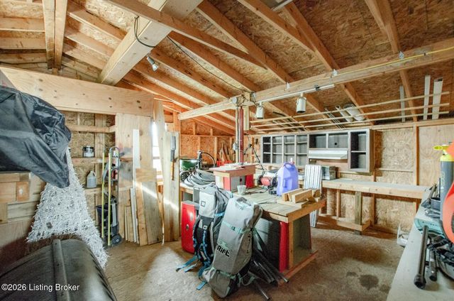 427 S Deepwood Dr, Radcliff, KY 40160