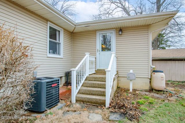 427 S Deepwood Dr, Radcliff, KY 40160