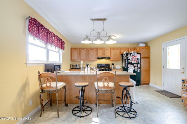 427 S Deepwood Dr, Radcliff, KY 40160