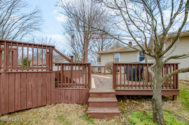 427 S Deepwood Dr, Radcliff, KY 40160