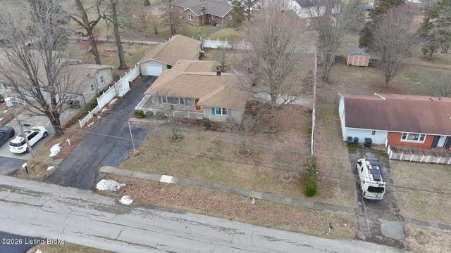 427 S Deepwood Dr, Radcliff, KY 40160