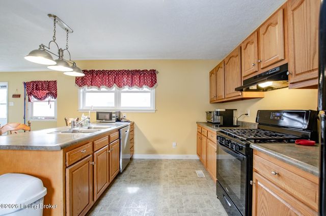 427 S Deepwood Dr, Radcliff, KY 40160