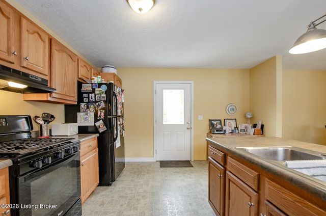 427 S Deepwood Dr, Radcliff, KY 40160