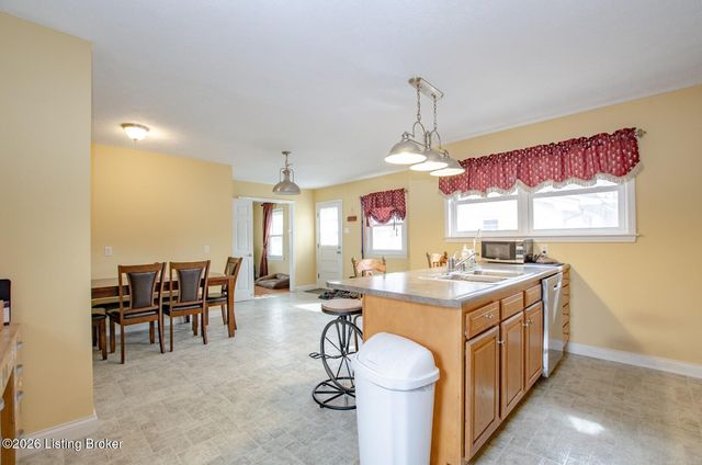 427 S Deepwood Dr, Radcliff, KY 40160