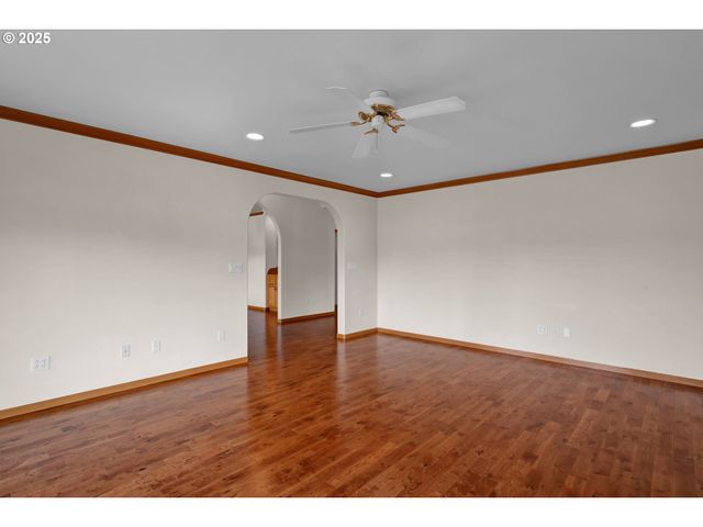 2155 9TH St, Florence, OR 97439