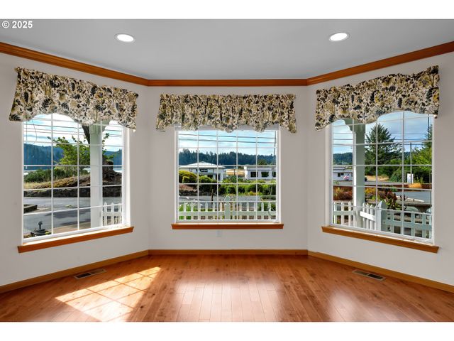 2155 9TH St, Florence, OR 97439