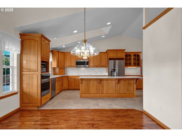 2155 9TH St, Florence, OR 97439