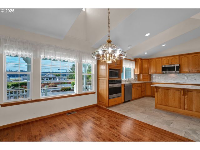 2155 9TH St, Florence, OR 97439