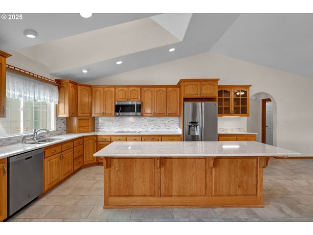 2155 9TH St, Florence, OR 97439