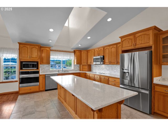 2155 9TH St, Florence, OR 97439