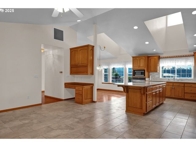 2155 9TH St, Florence, OR 97439