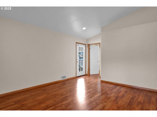 2155 9TH St, Florence, OR 97439