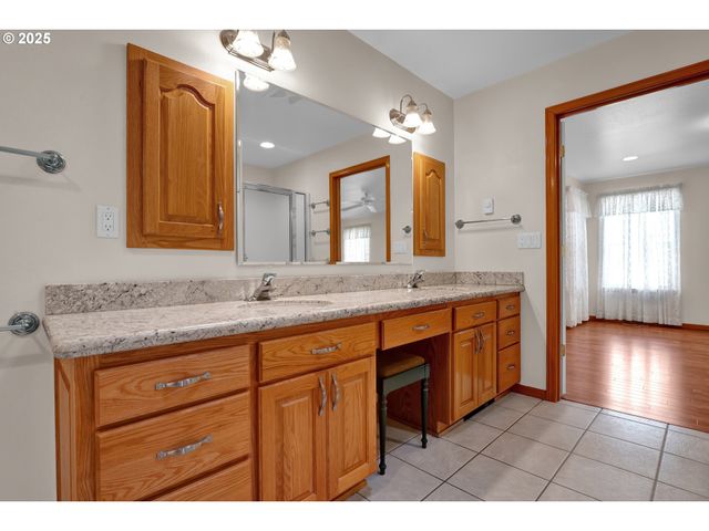 2155 9TH St, Florence, OR 97439