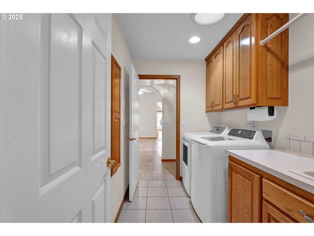 2155 9TH St, Florence, OR 97439