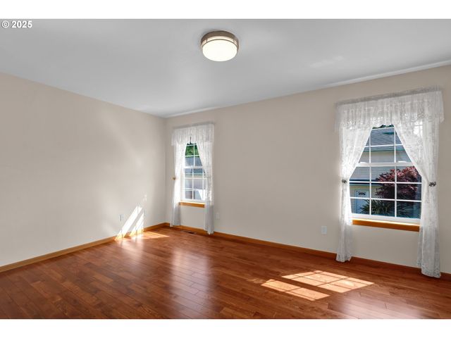 2155 9TH St, Florence, OR 97439