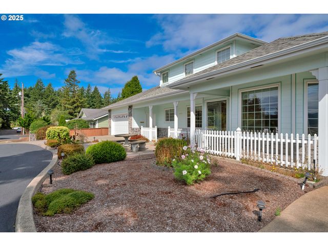 2155 9TH St, Florence, OR 97439