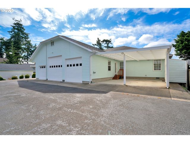 2155 9TH St, Florence, OR 97439