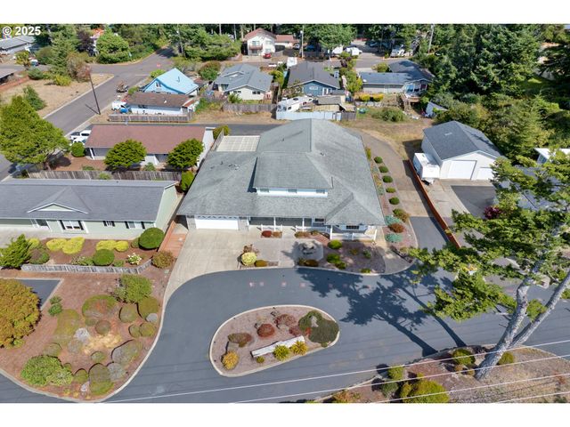 2155 9TH St, Florence, OR 97439