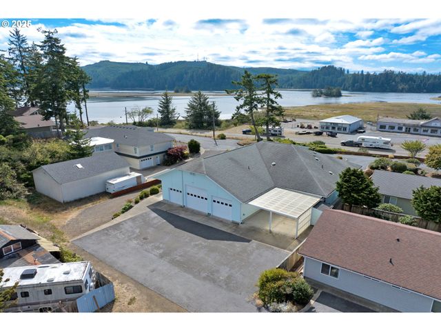 2155 9TH St, Florence, OR 97439