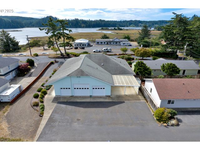 2155 9TH St, Florence, OR 97439