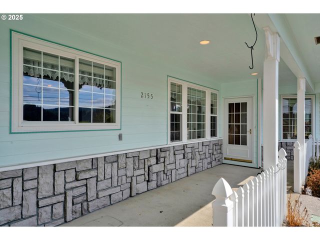 2155 9TH St, Florence, OR 97439