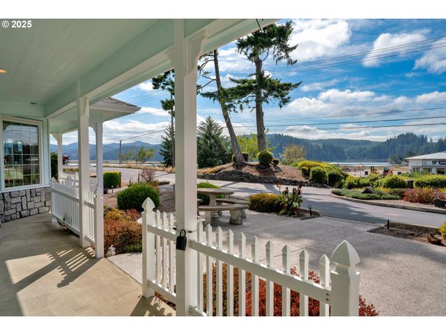 2155 9TH St, Florence, OR 97439