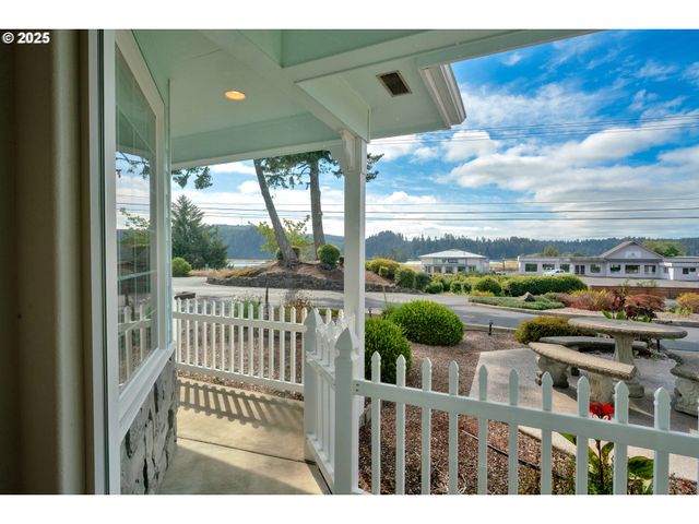 2155 9TH St, Florence, OR 97439
