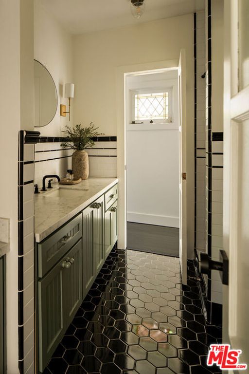 Image 17 of property listing at 1012 S Longwood Avenue, Los Angeles, CA 90019