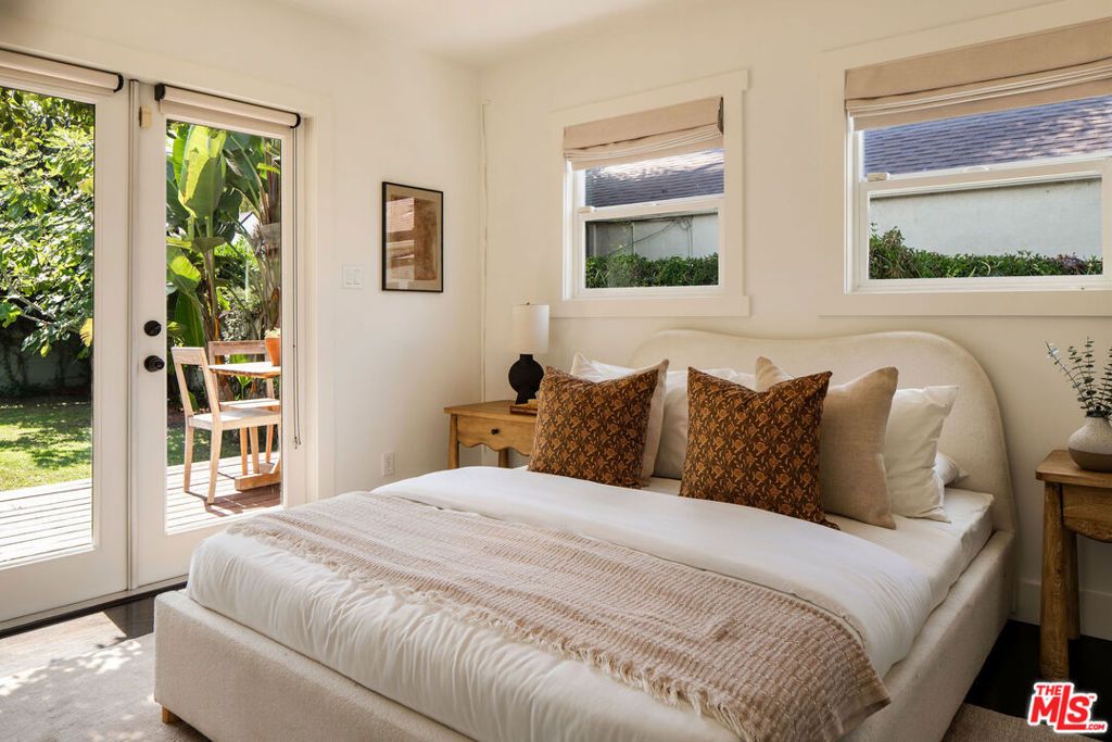 Image 18 of property listing at 1012 S Longwood Avenue, Los Angeles, CA 90019