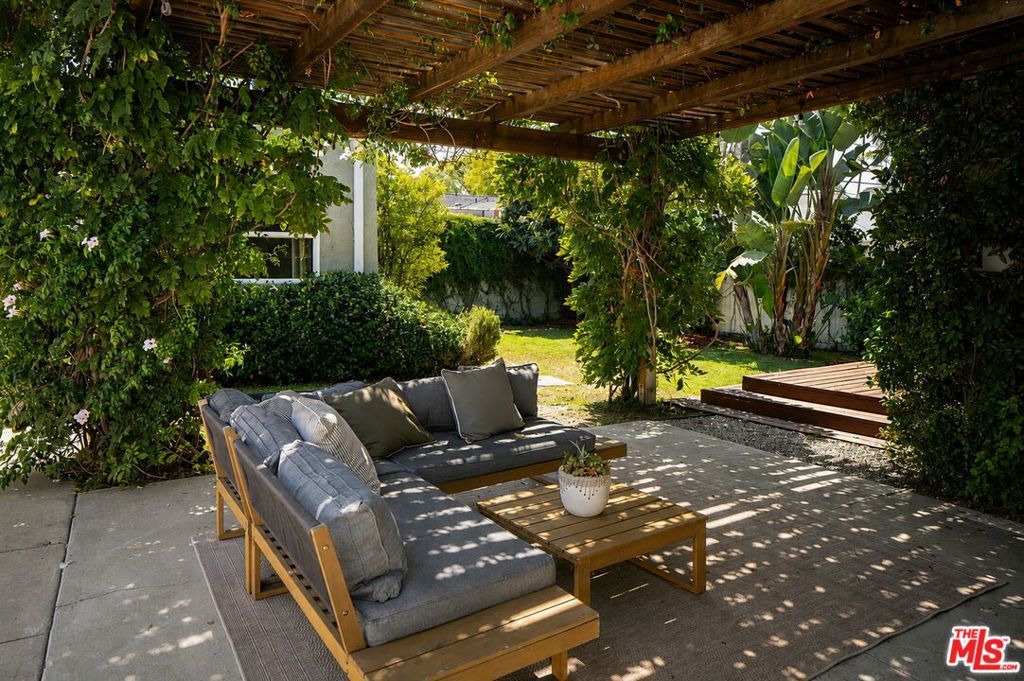 Image 19 of property listing at 1012 S Longwood Avenue, Los Angeles, CA 90019
