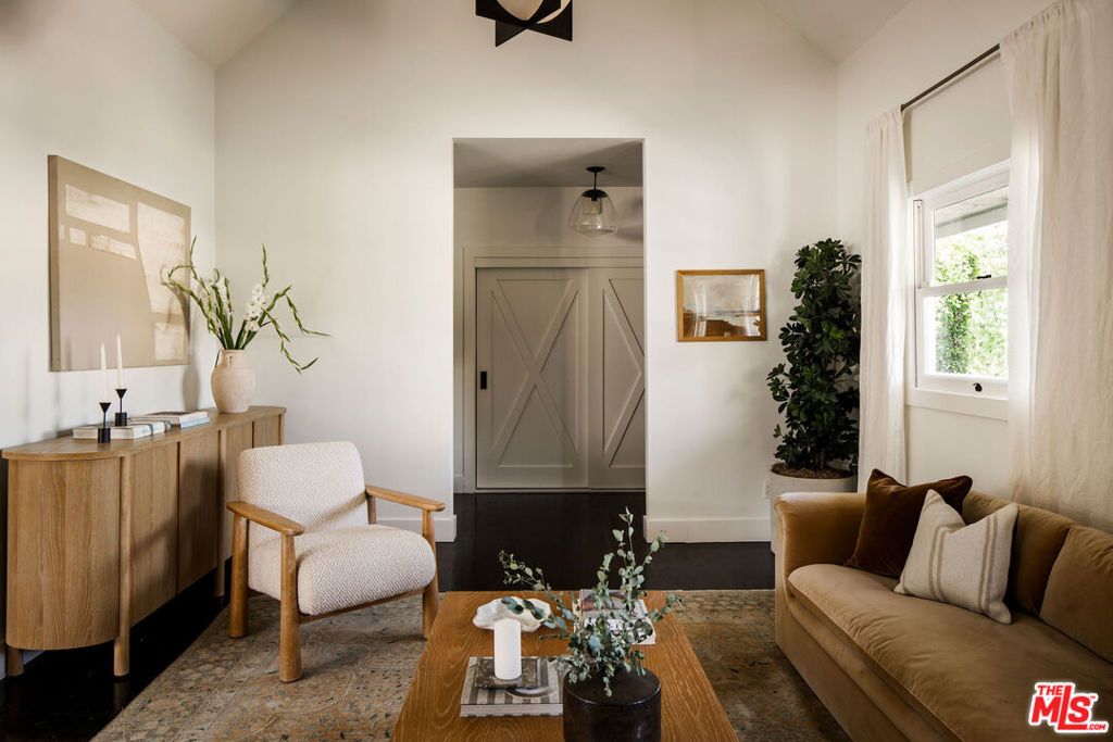 Image 5 of property listing at 1012 S Longwood Avenue, Los Angeles, CA 90019