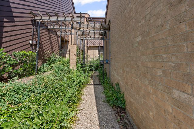 715 Oakwood Trail, Fort Worth, TX 76112