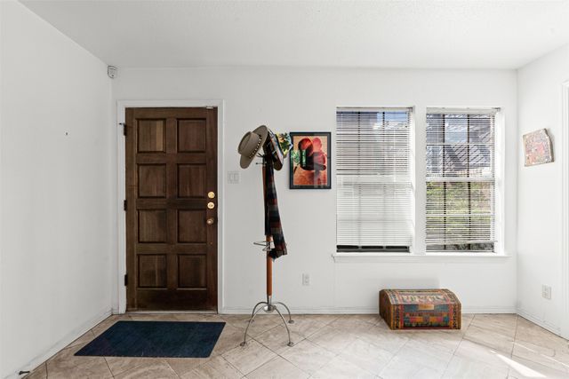 715 Oakwood Trail, Fort Worth, TX 76112