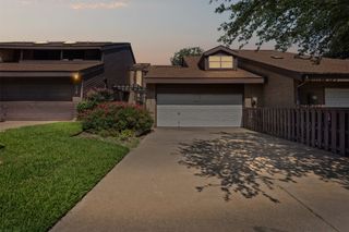 715 Oakwood Trail, Fort Worth, TX 76112
