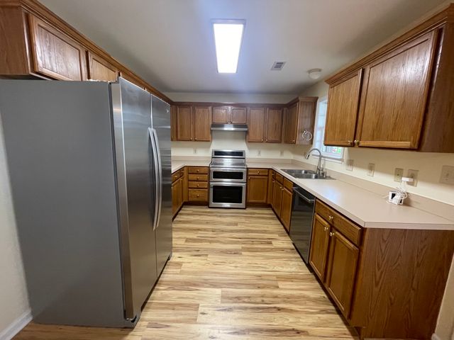 1301 Crofton Park Ct, Columbia, TN 38401