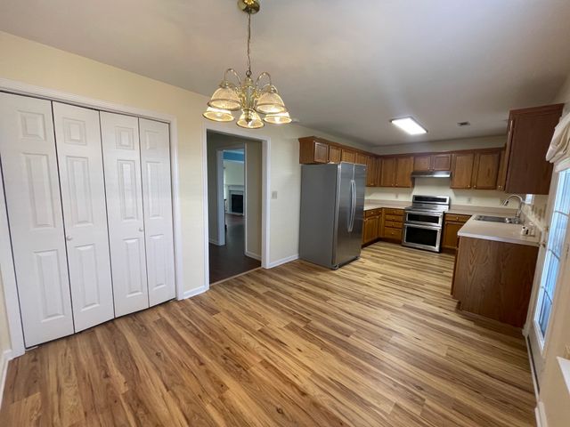 1301 Crofton Park Ct, Columbia, TN 38401