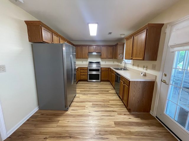 1301 Crofton Park Ct, Columbia, TN 38401