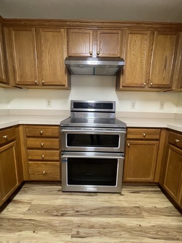 1301 Crofton Park Ct, Columbia, TN 38401