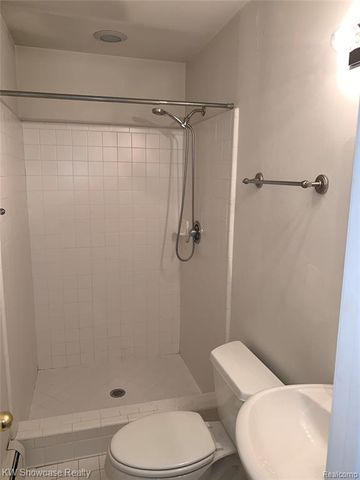 2440 Parmenter Boulevard 211, Royal Oak, MI 48073