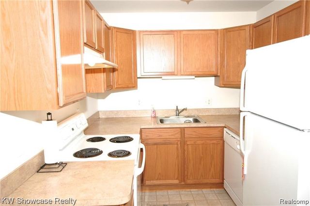 2440 Parmenter Boulevard 211, Royal Oak, MI 48073