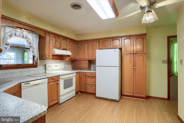 1132 LOOP DR, Harrisburg, PA 17112