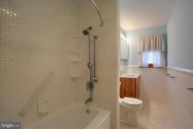 1132 LOOP DR, Harrisburg, PA 17112