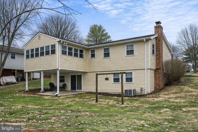 1132 LOOP DR, Harrisburg, PA 17112