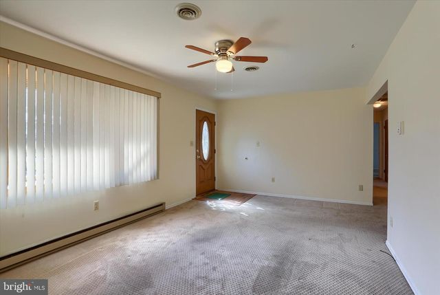 1132 LOOP DR, Harrisburg, PA 17112