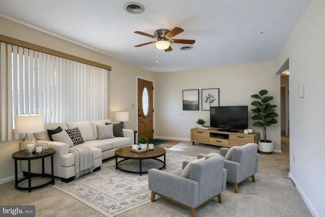 1132 LOOP DR, Harrisburg, PA 17112