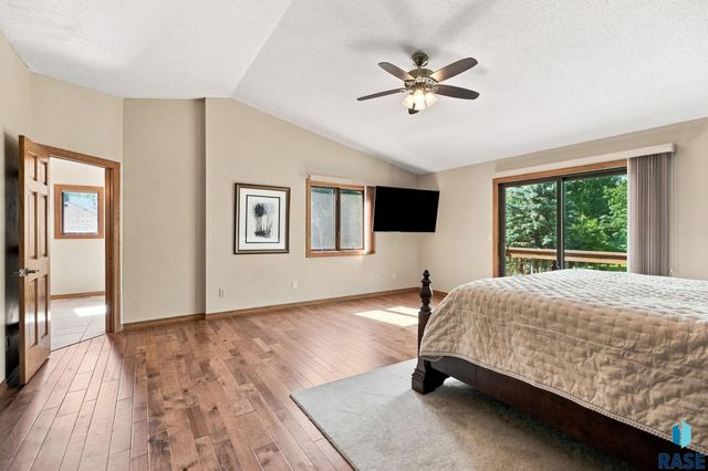 5109 S Sweetbriar Dr Drive, Sioux Falls, SD 57108
