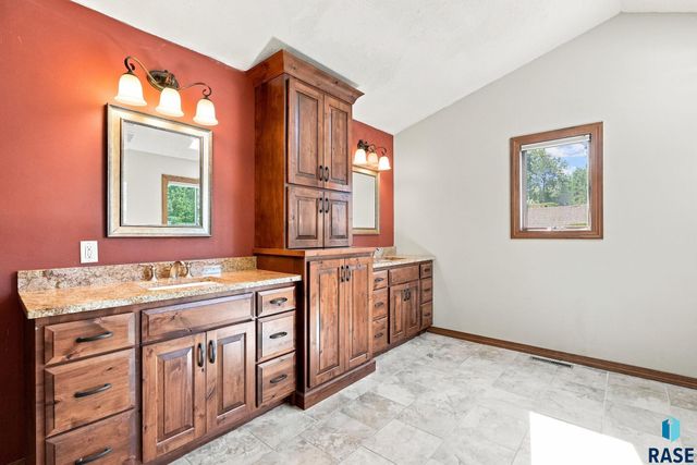 5109 S Sweetbriar Dr Drive, Sioux Falls, SD 57108