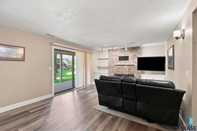 5109 S Sweetbriar Dr Drive, Sioux Falls, SD 57108