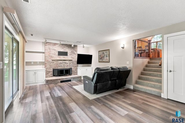 5109 S Sweetbriar Dr Drive, Sioux Falls, SD 57108